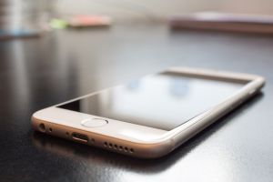 Felébe kerül a csúcs iPhone-nal, Samsunggal versenyző mobil